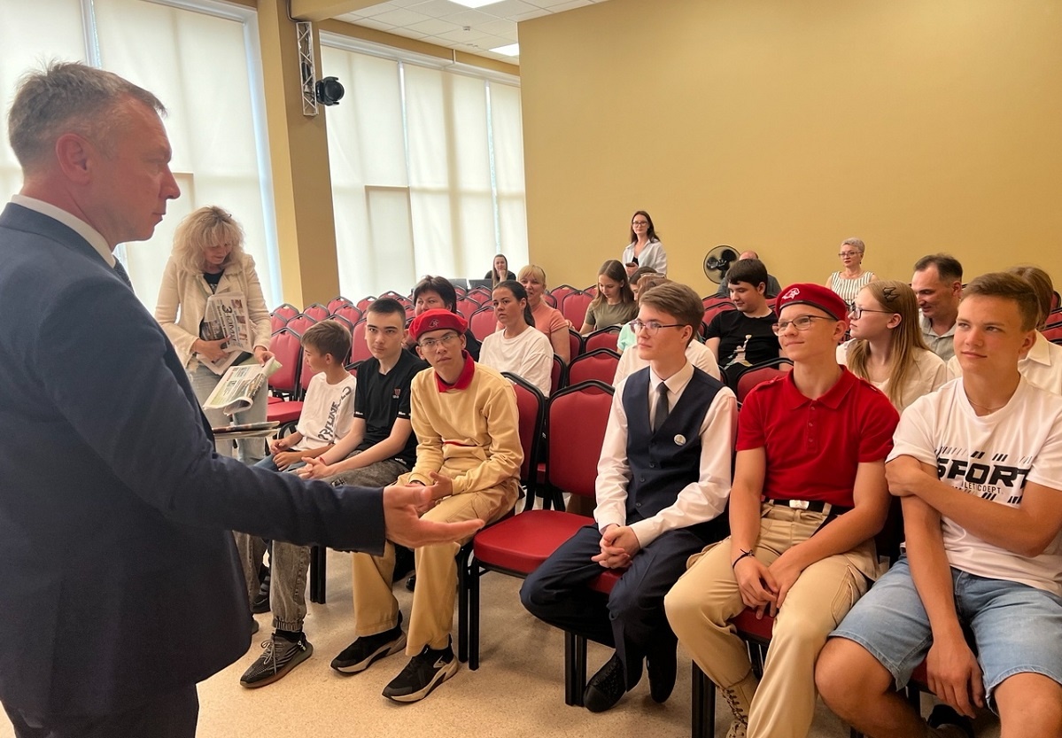    В актовом зале школы № 10 Володарска присутствовали участники проекта разных лет.