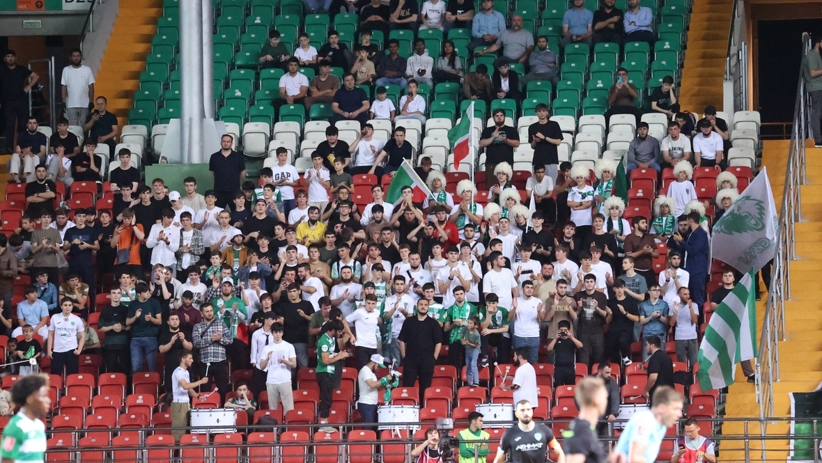    Болельщики «Ахмата» скандировали кричалку «Зенит» — позор российского футбола».ФК «Ахмат»