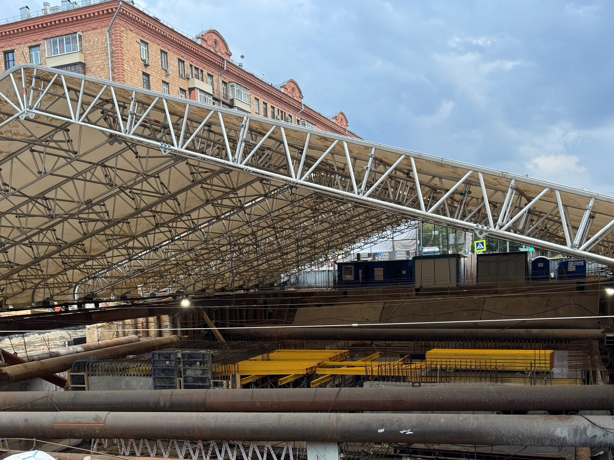 📷 1.1: Строительство пересадки. Ведется монтаж опалубки верхнего перекрытия.