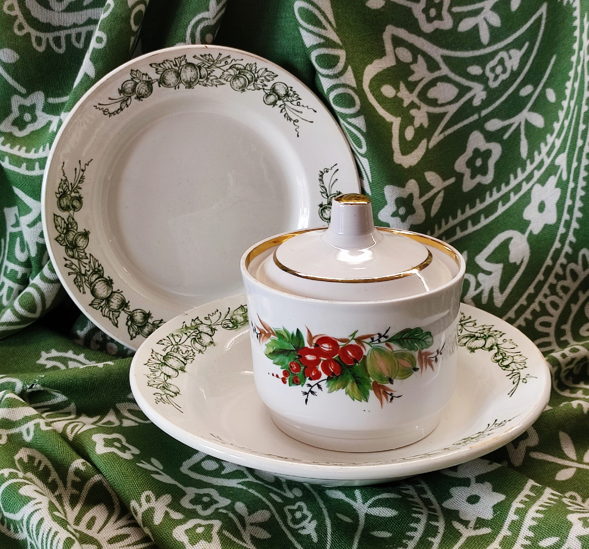 Сахарница Хайта и две тарелки от Краснодарской Чайки