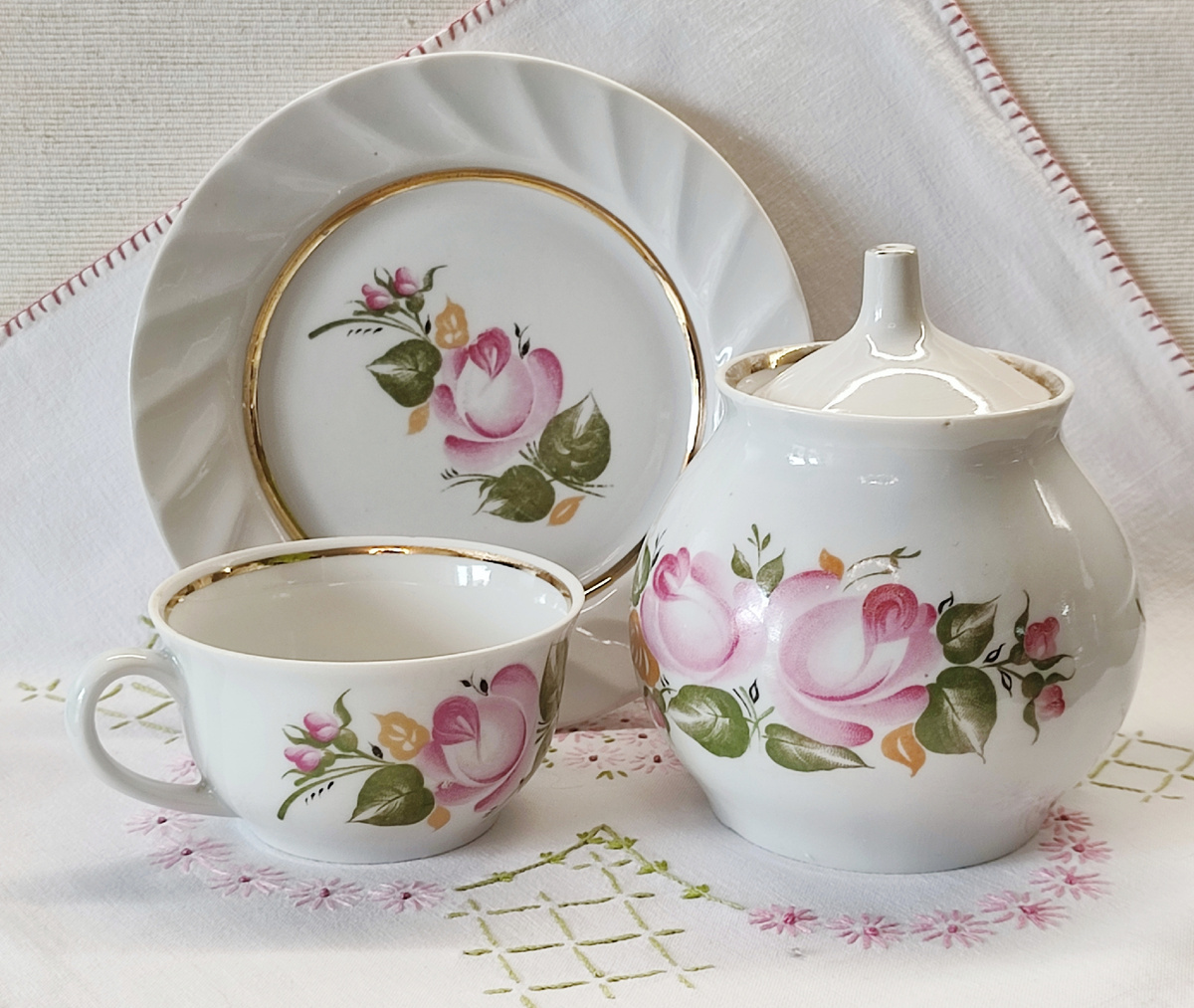 Сахарница и кружка из Песочного, тарелка Южноуральская