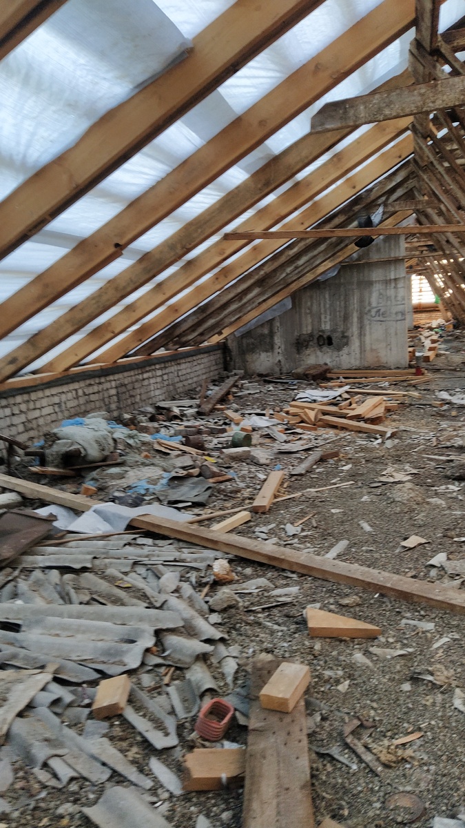 Ремонт кровли, тянущийся всё лето.