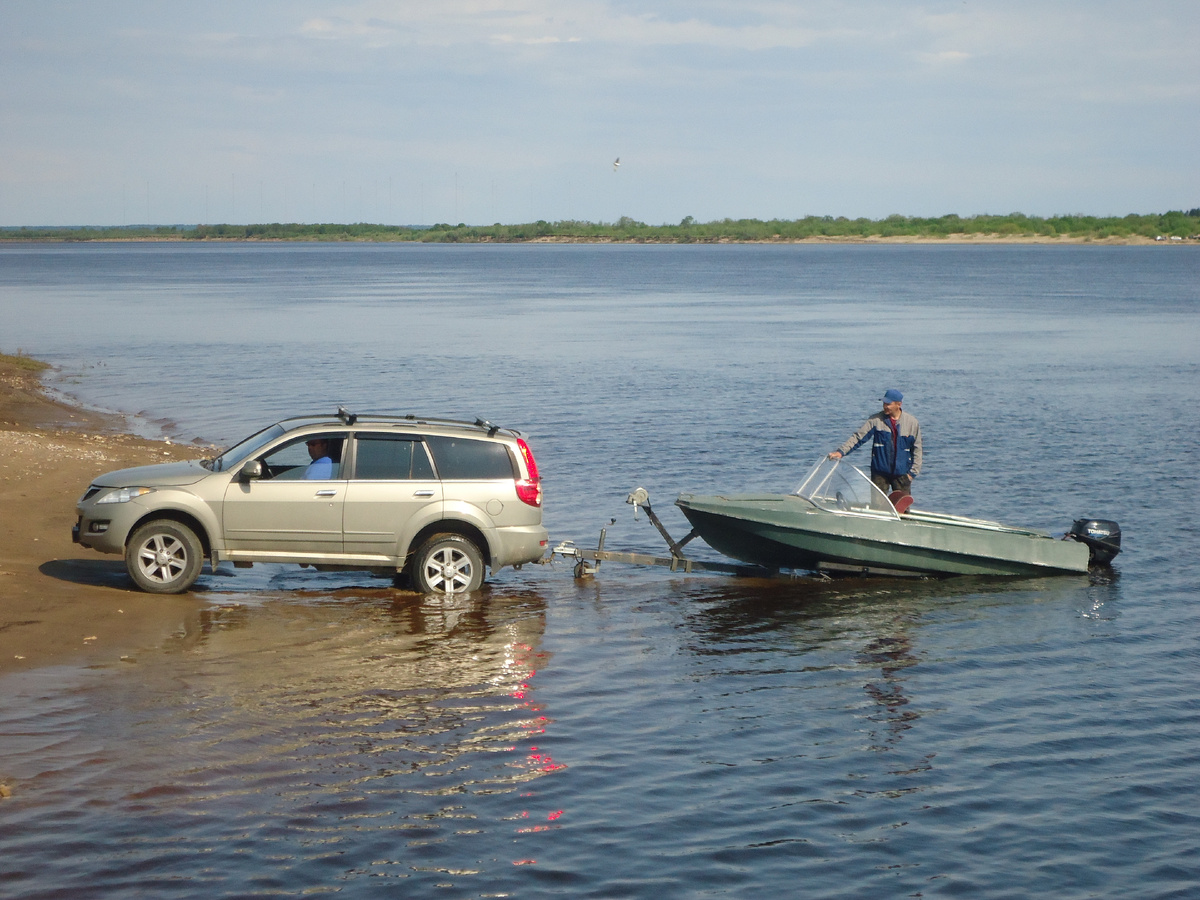 Спуск лодки на воду на паромной переправе 15.06.2025 года. Из архива автора.