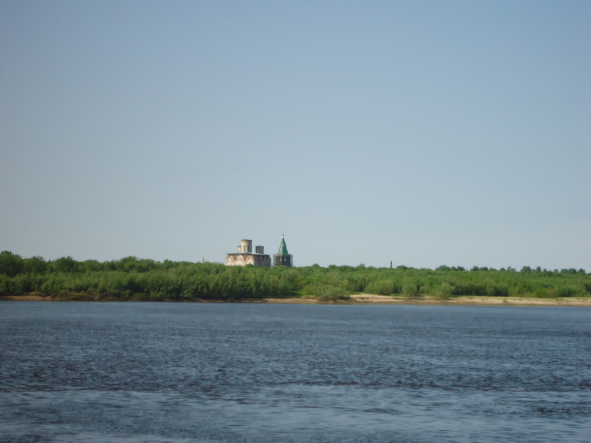 Спасо-Преображенский собор в Холмогорах. Вид с парома. Из архива автора.