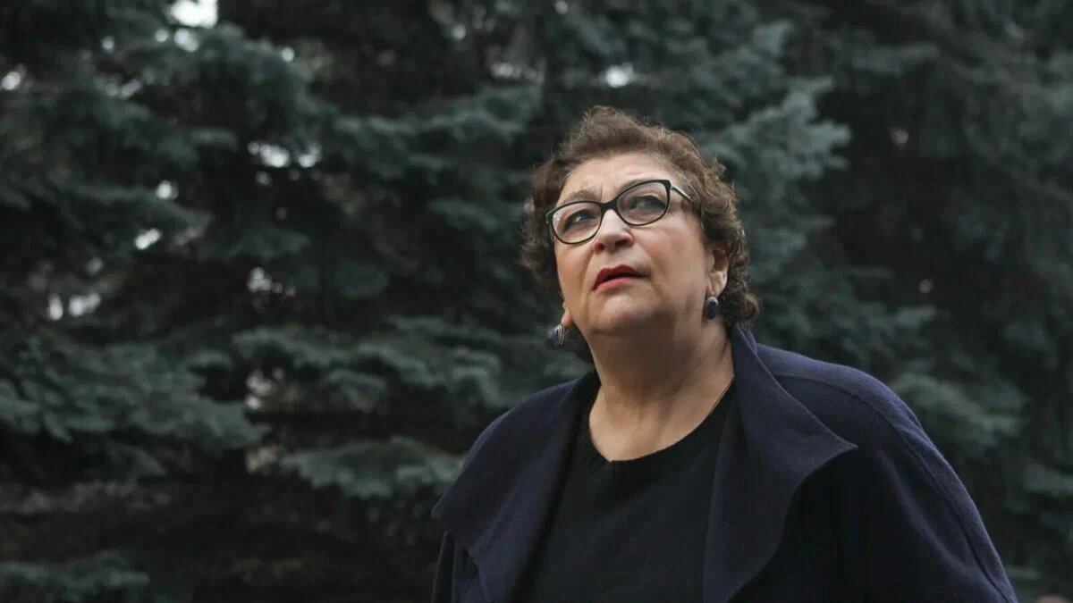 Альбац слушает время у кремлёвских елей....