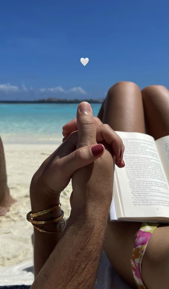 Моя подруга на Мальдивах со своим мужем. ПС: я тоже скоро полечу.