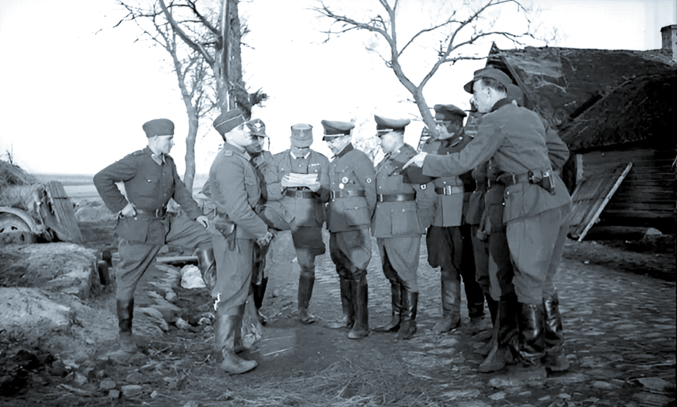 Бойцы добровольческой дивизия СС "РОНА", которые бесчинствовали в Локотском самоуправлении.