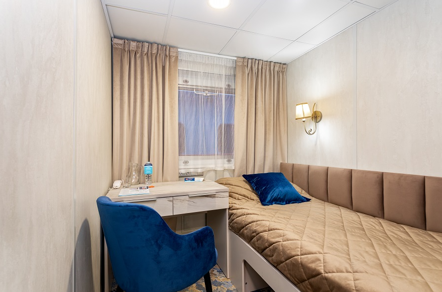 На фото одноместная каюта на теплоходе "Лунная соната" категории комфорт плюс с окном. 