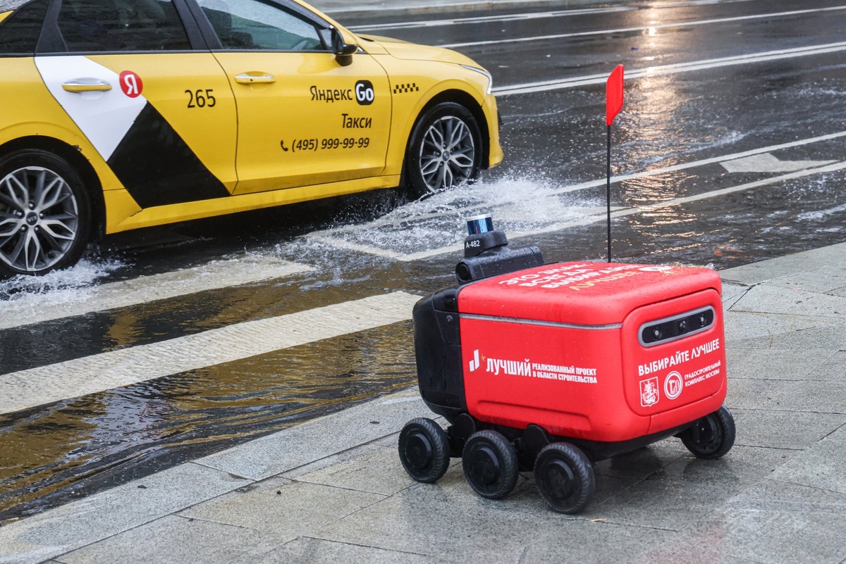    Для роверов вводится ограничения скорости: не более 25 км/ч в целом, 10 км/ч на тротуарах и 6 км/ч при пересечении проезжей части