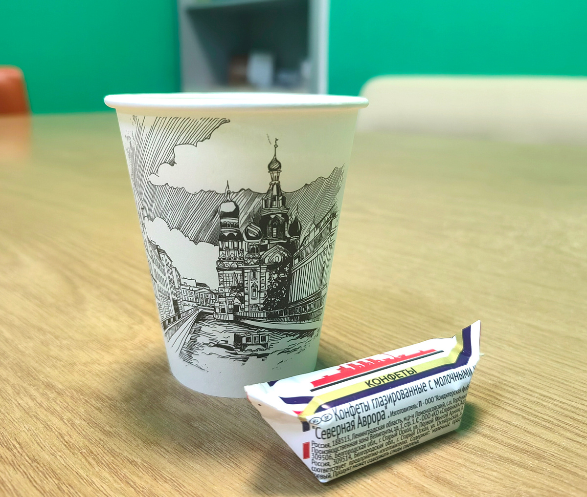 На работе кофейный автомат выдает новые стаканчики с видами Петербурга