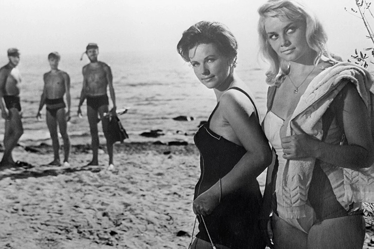    Наталья Фатеева в роли Зои и Наталья Кустинская в роли Наташи на съемках художественного фильма «Три плюс два» режиссера Генриха Оганисяна.