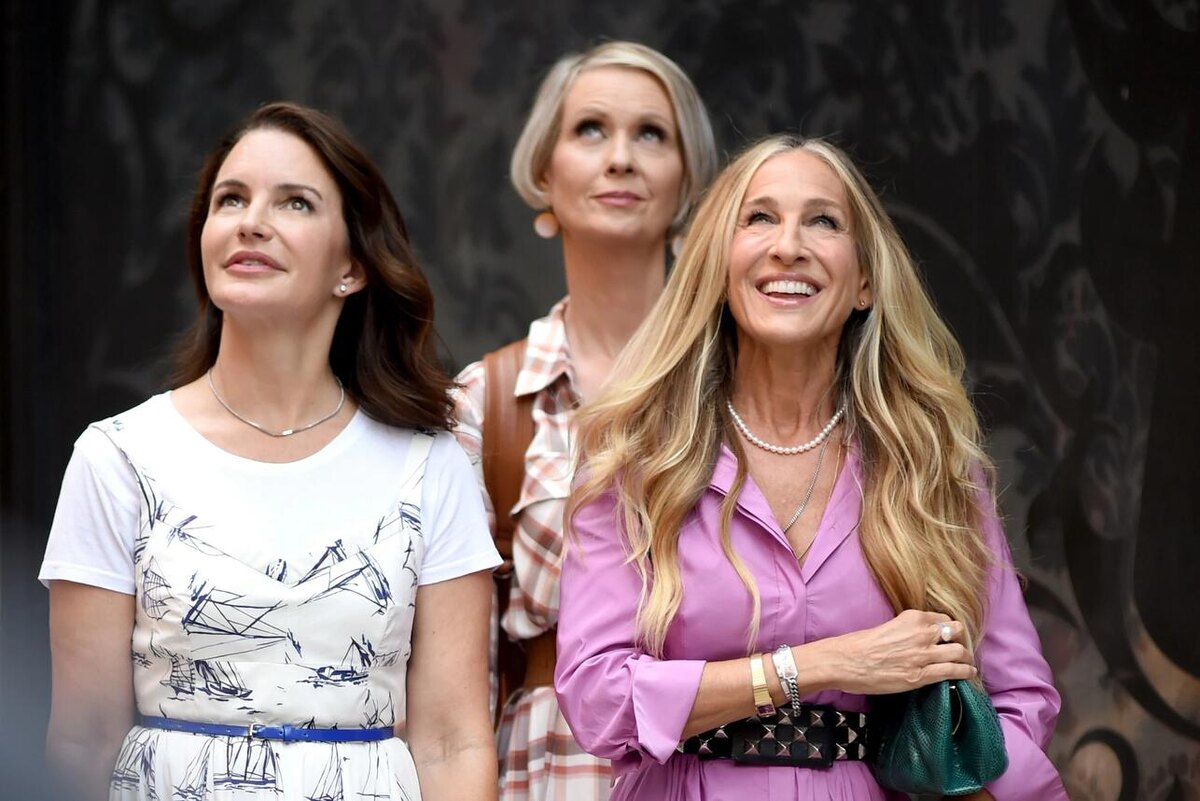 «И просто так», реж. Майкл Патрик Кинг, Джиллиан Робеспьер, Ниша Ганатра. Фото: кадр из сериала