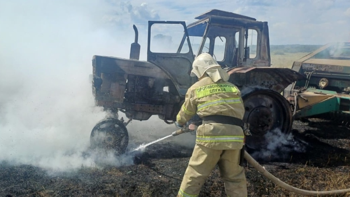   В Дмитриевском районе загорелся трактор