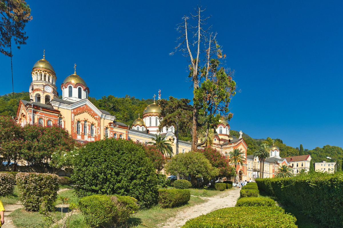 Для строительства выбрали живописное место у подножия горы Иверская рядом с древней цитаделью Анакопия. Возведение поддержал император Александр II. Храм был освящён в честь святого апостола Симона Кананита — именно он, по преданию, проповедовал в этих местах и был здесь похоронен. Фото: Wikimedia