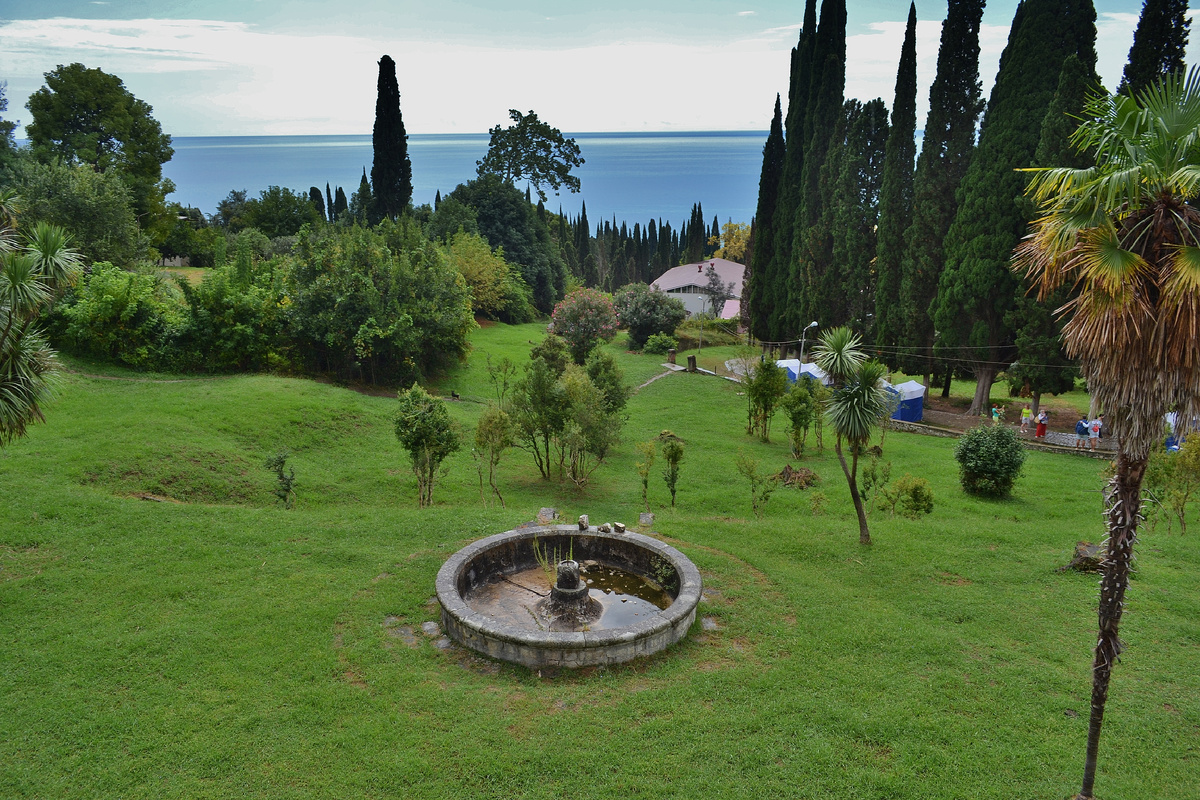 Храмы расположены на горе, откуда открывается живописный вид на Чёрное море. Фото: Wikimedia