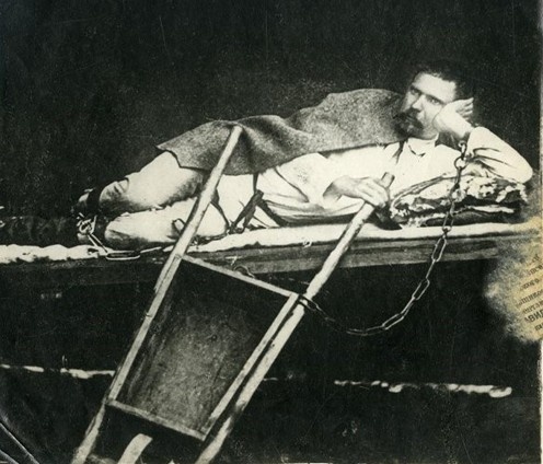 Ссыльно-каторжный, прикованный к тачке. Нерчинская каторга. Фото из открытого доступа.