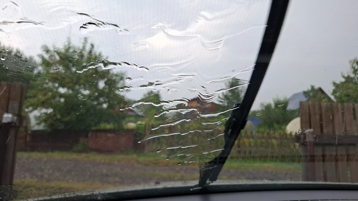 Дождь льет как из ведра. Сидим в машине.