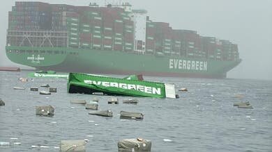 Инцидент произошёл в пятницу, 1 августа, когда из-за резкого падения объёма контейнерных перевозок порт Кальяо был временно закрыт. По данным Морского управления, инцидент произошёл около 10:00 утра и вызвал ухудшение видимости в заливе, что создало непосредственную угрозу для работы порта.Причина крушения контейнера на данный момент неизвестна. | Источник: RPP