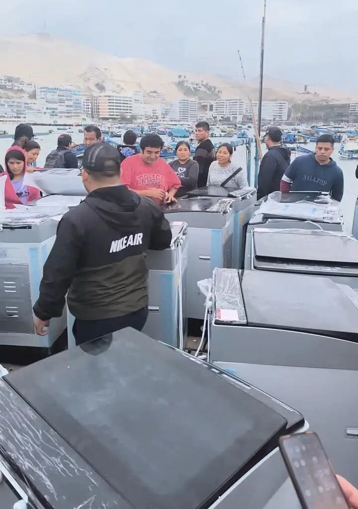 Спустя несколько дней после того, как 50 контейнеров упали в залив Кальяо с тайваньского судна Ever Lunar, группа рыбаков обнаружила два из них на пляжах Анкон и Вентанилья.