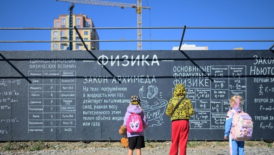    Забор вокруг строящейся школы в Новосибирске. Автор фото: "Компания "Брусника"