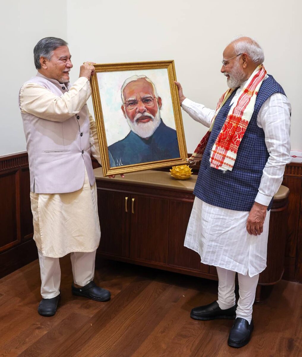  Вручение портрета художника Артура Мирзояна премьер-министру Индии Нарендре Моди председателем индийского парламента Бхубанешваром Калитой (Индия, 2025 год)