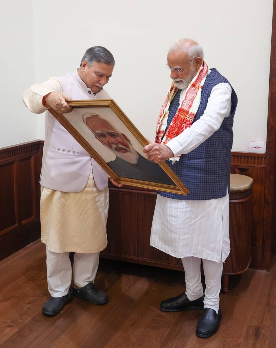 Вручение портрета художника Артура Мирзояна премьер-министру Индии Нарендре Моди председателем индийского парламента Бхубанешваром Калитой (Индия, 2025 год)