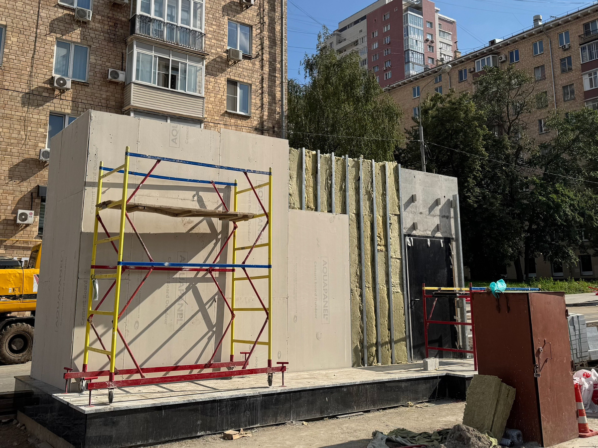 📷 1.1: Блок служебных помещений. Ведется отделка наземных сооружений.