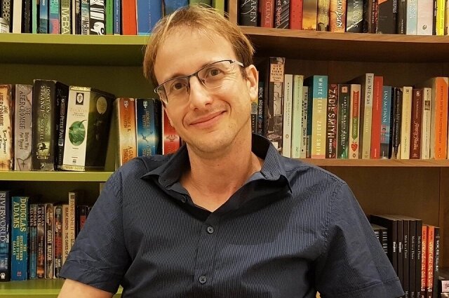    Майк Омер — израильский автор криминальных романов, триллеров, ужасов и фэнтези. Его книги были переведены более чем на 14 языков и разошлись тиражом более миллиона экземпляров. Фото: Commons.wikimedia.org