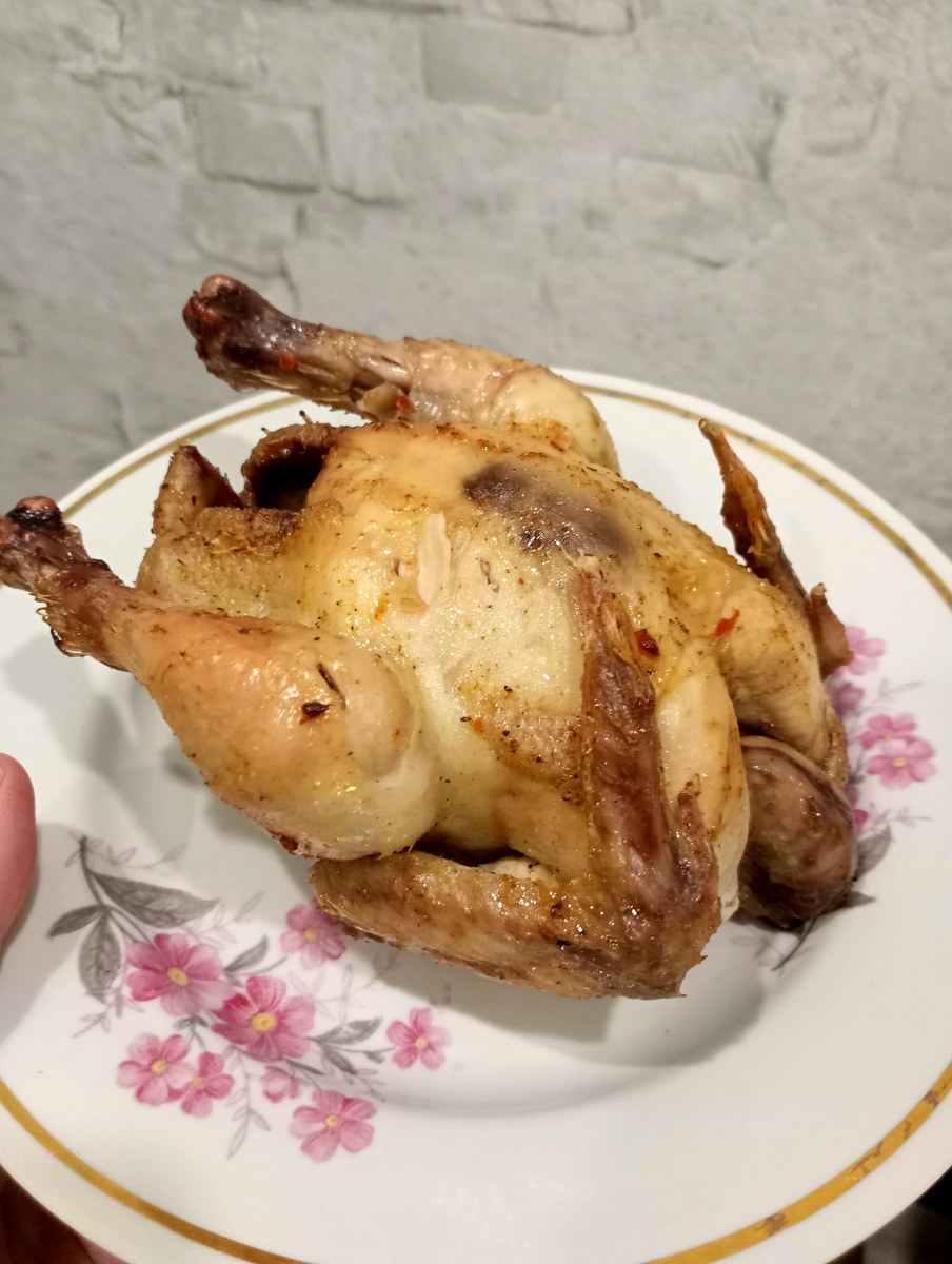 Цыпленок. Мелкий. Есть в нём практически нечего.