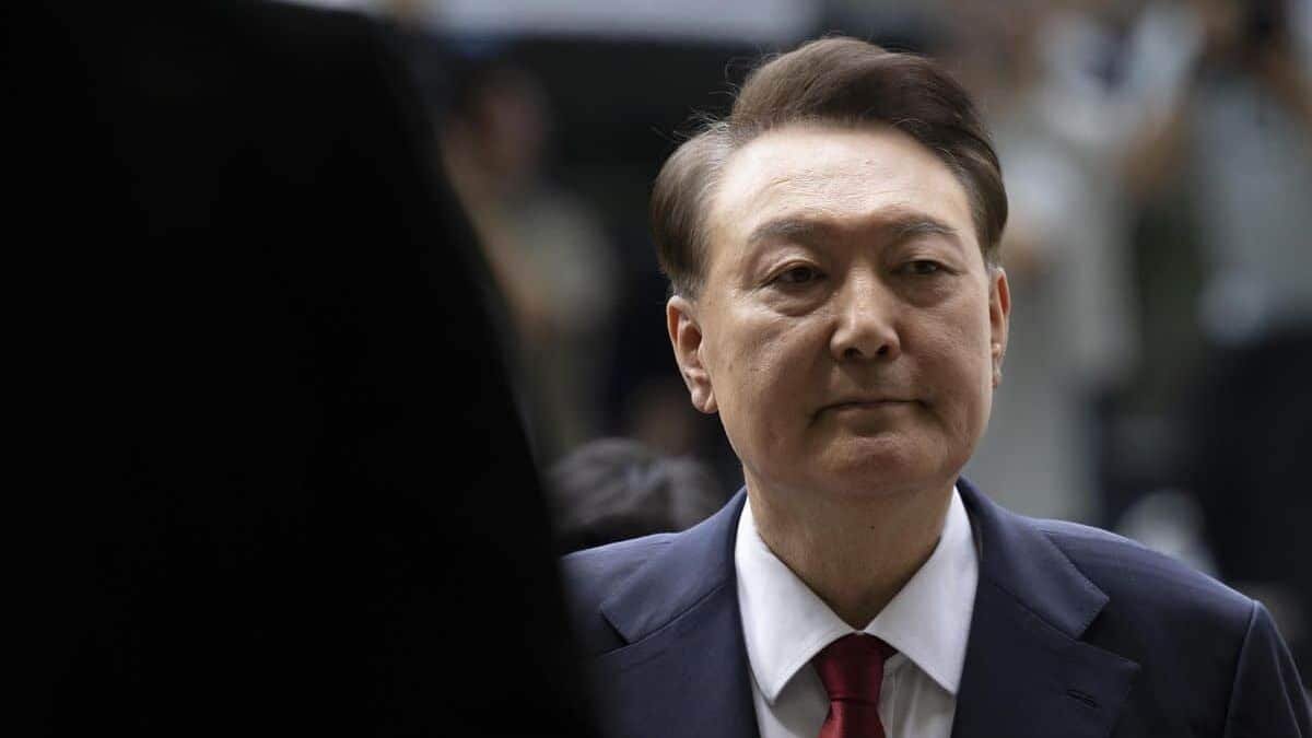    Бывший президент Юн Сок Ёль прибывает в Центральный окружной суд Сеула 9 июля, чтобы присутствовать на слушании по вопросу о предварительном заключении.    
Newsis