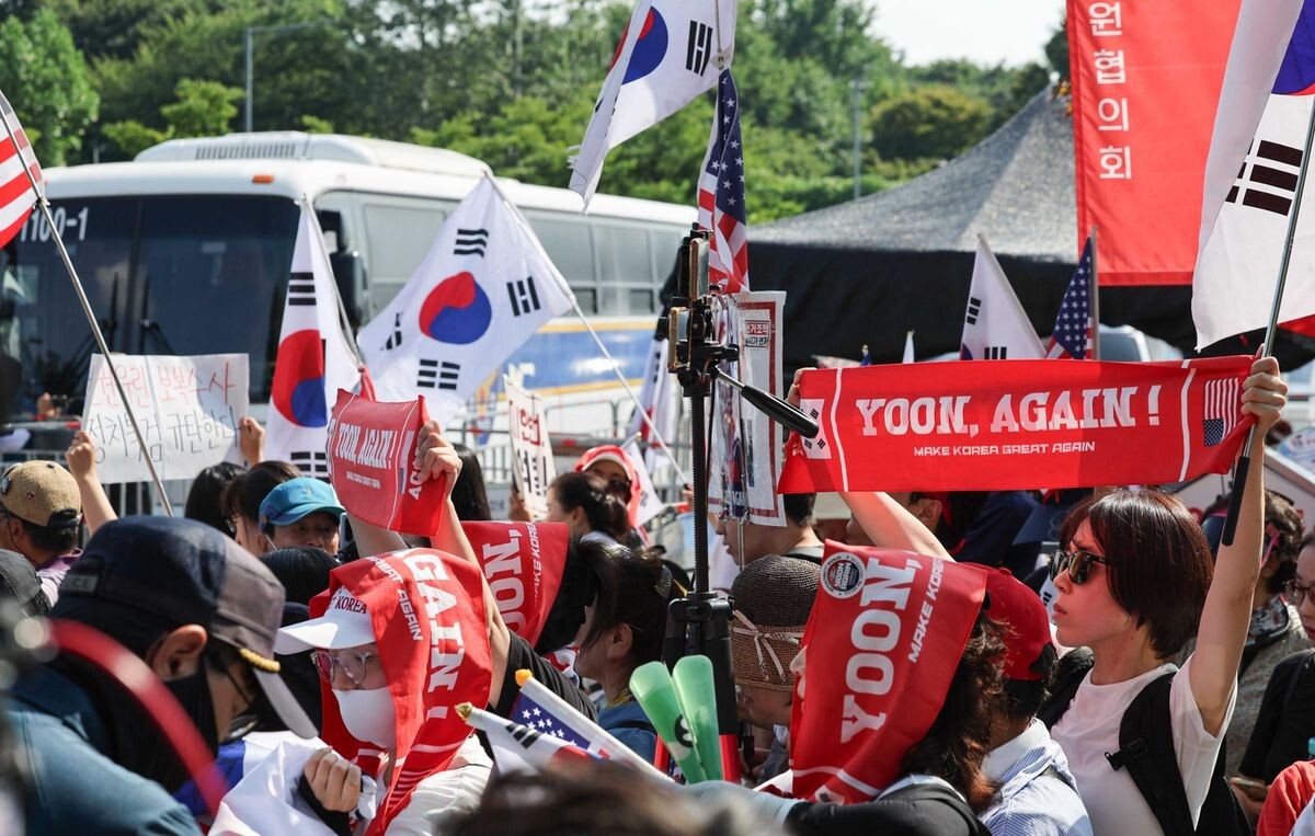    Сторонники бывшего президента Юн Сок Ёля устраивают акцию протеста перед Сеульским центром содержания под стражей в Уиване, провинция Кёнгидо, в пятницу, когда специальные прокуроры пытаются исполнить ордер на арест. Yonhap