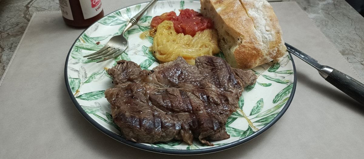 Во стейк, говядина с мраморностью, через гриль, овощи маринованные, но то же грилёвые и хлеб всему плечо.