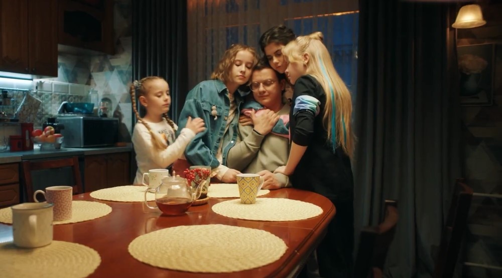     Кадр из 3 сезона сериала «Папины дочки. Новые» (2025)