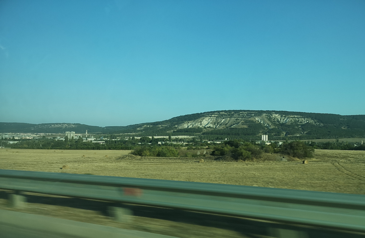 Фото из машины, смазано немного. Цементный завод