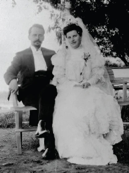 Молодой Владимир Фролов с женой Ниной Бенуа в день свадьбы в 1905 году.