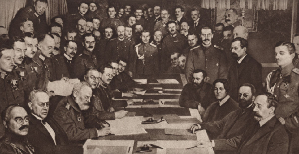 Делегация большевистского правительства Советской России подписывает позорный сепаратный мир с Центральными державами в Брест-Литовске