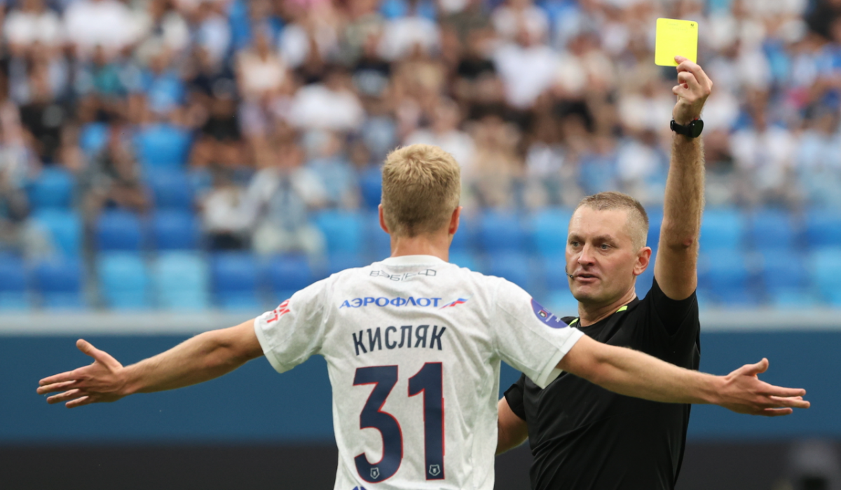     Футболист ЦСКА Матвей Кисляк и судья Артем Чистяков. Источник: tass.ru Автор фото: Александр Демьянчук