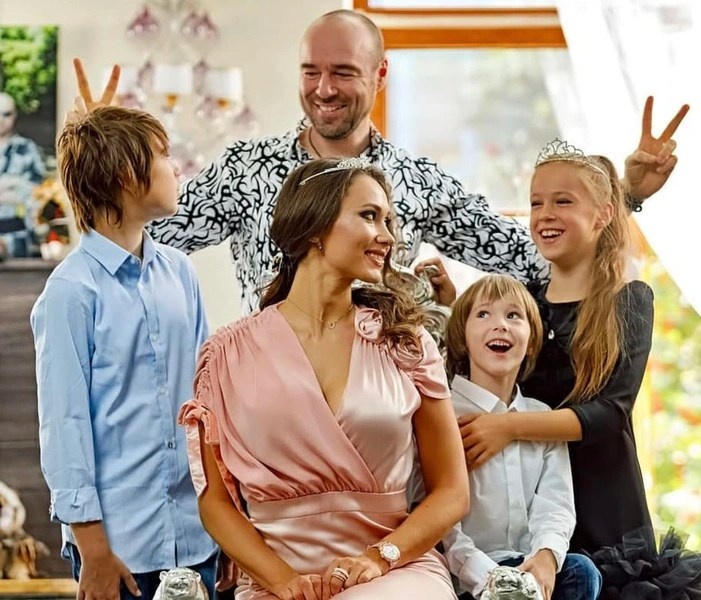    Роман и Елена поженились 20 лет назад и родили шестерых детей