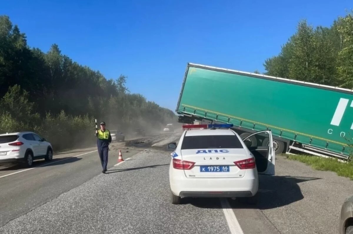    На Урале KIA врезалась в грузовик, есть погибший