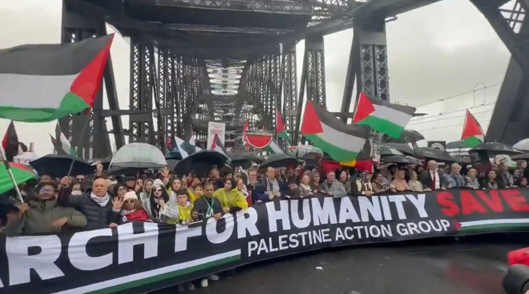 Марш «Во имя человечества» Палестинской инициативной группы на мосту Харбор-Бридж в Сиднее. 