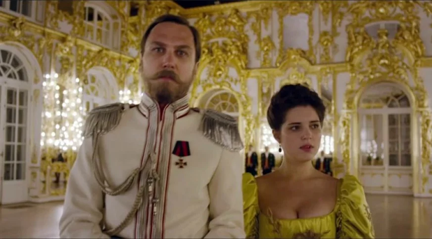 Мне кажется, или у актёра... живот болит?