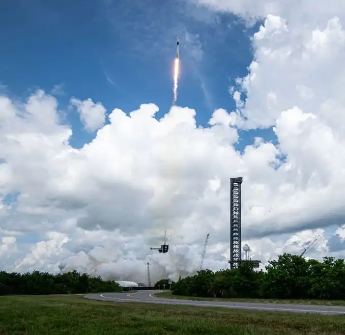 Запуск ракеты-носителя Falcon 9 с космическим кораблем Crew Dragon Endeavour 1 августа 2025 г. (John Pisani/Spaceflight Now)
