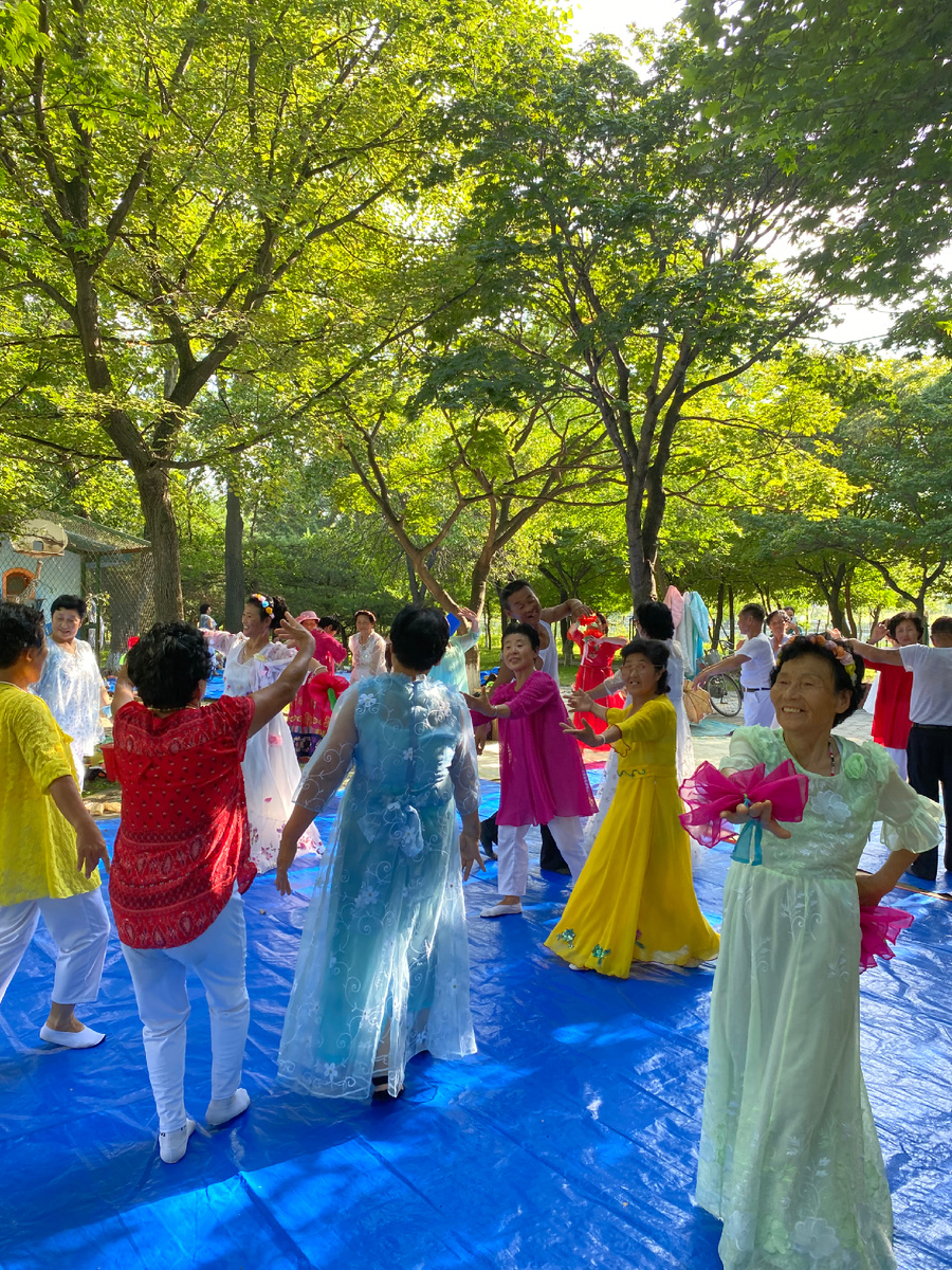 Танцуют и отдыхают в парке