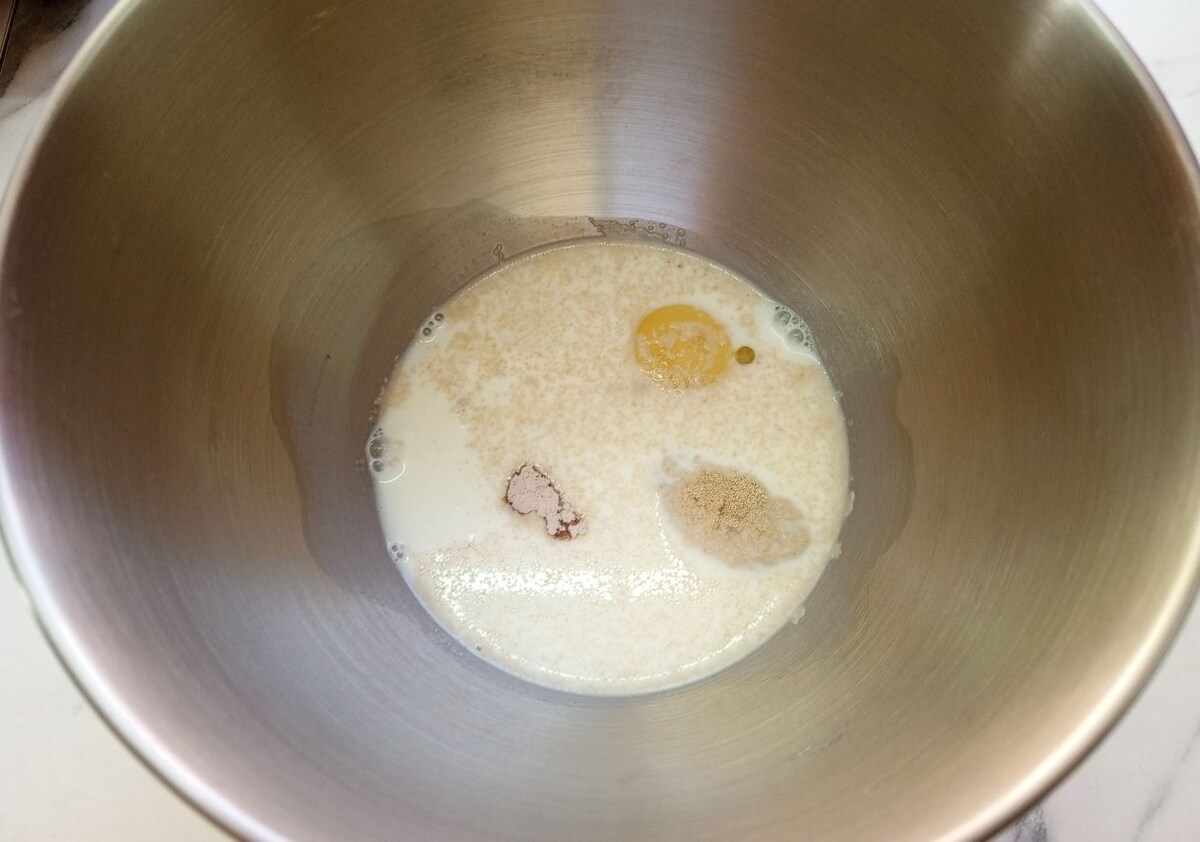 В дежу миксера следует загружать сначала жидкие ингредиенты, затем только муку