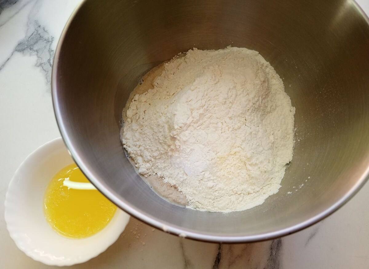 Сливочное растопленное масло добавляется в последнюю очередь