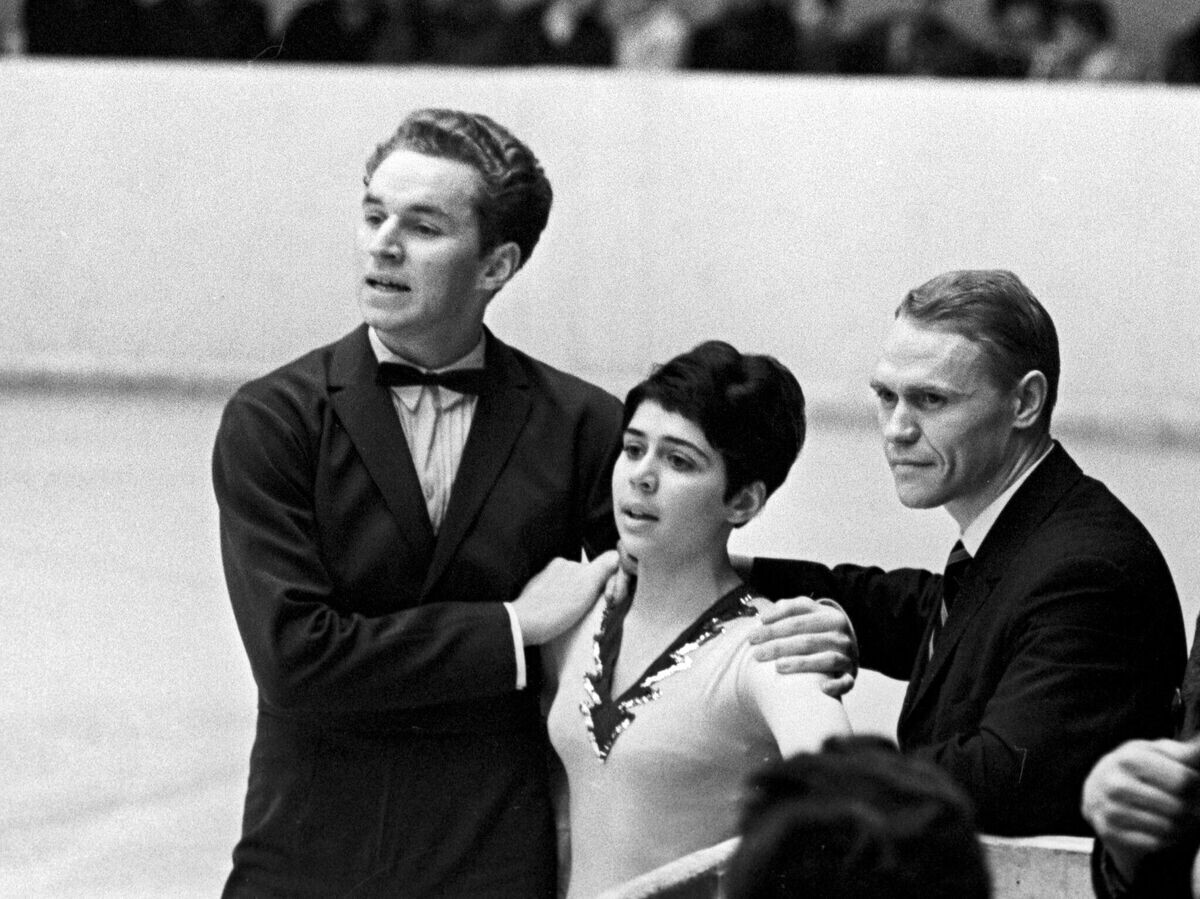    Ирина Роднина, Алексей Уланов и тренер Станислав Жук. Архивное фото© РИА Новости / Рудольф Кучеров