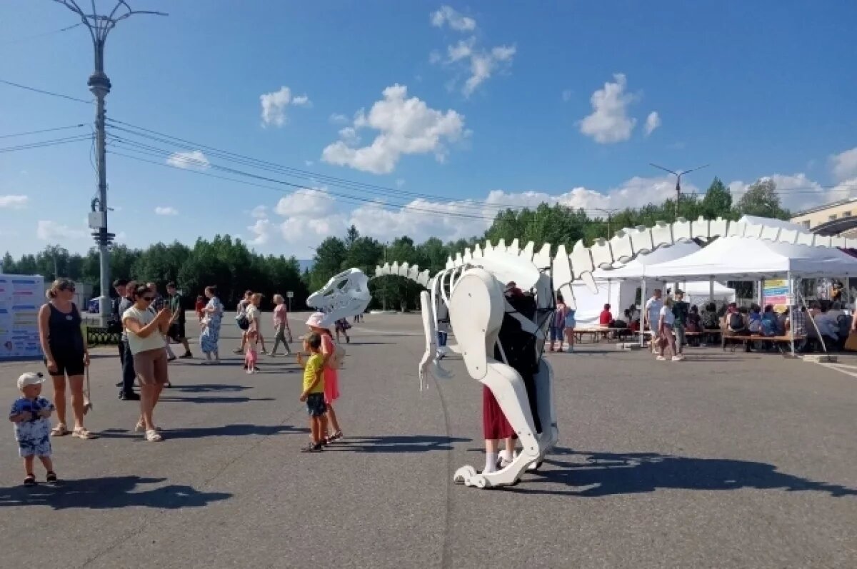    Уличный театр «Эскизы в пространстве» выпустил на центральную площадь Мончегорска огромных динозавров.