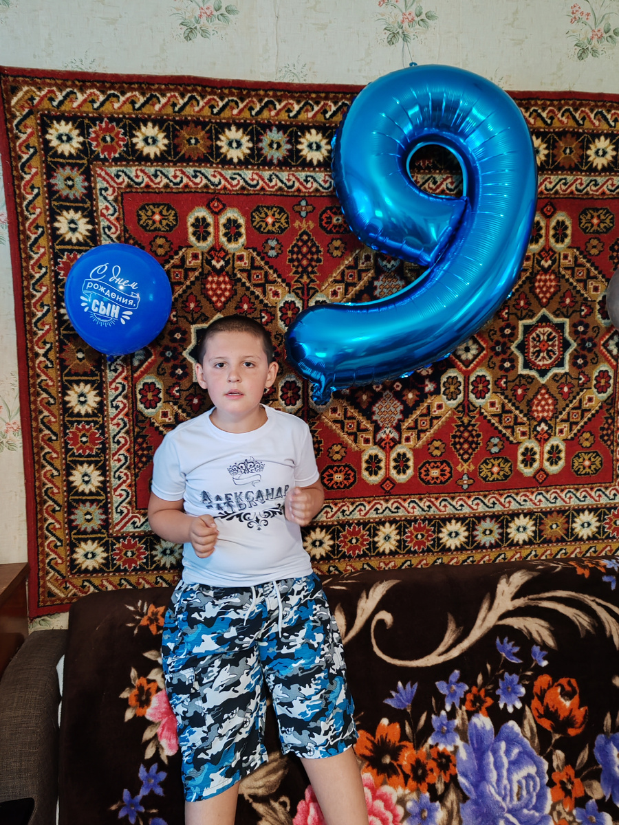 Шарики все улетели за час как только встал Саша