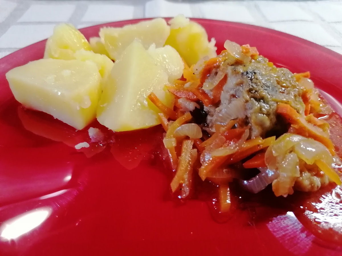 Готовое блюдо с отваренным картофелем на гарнир