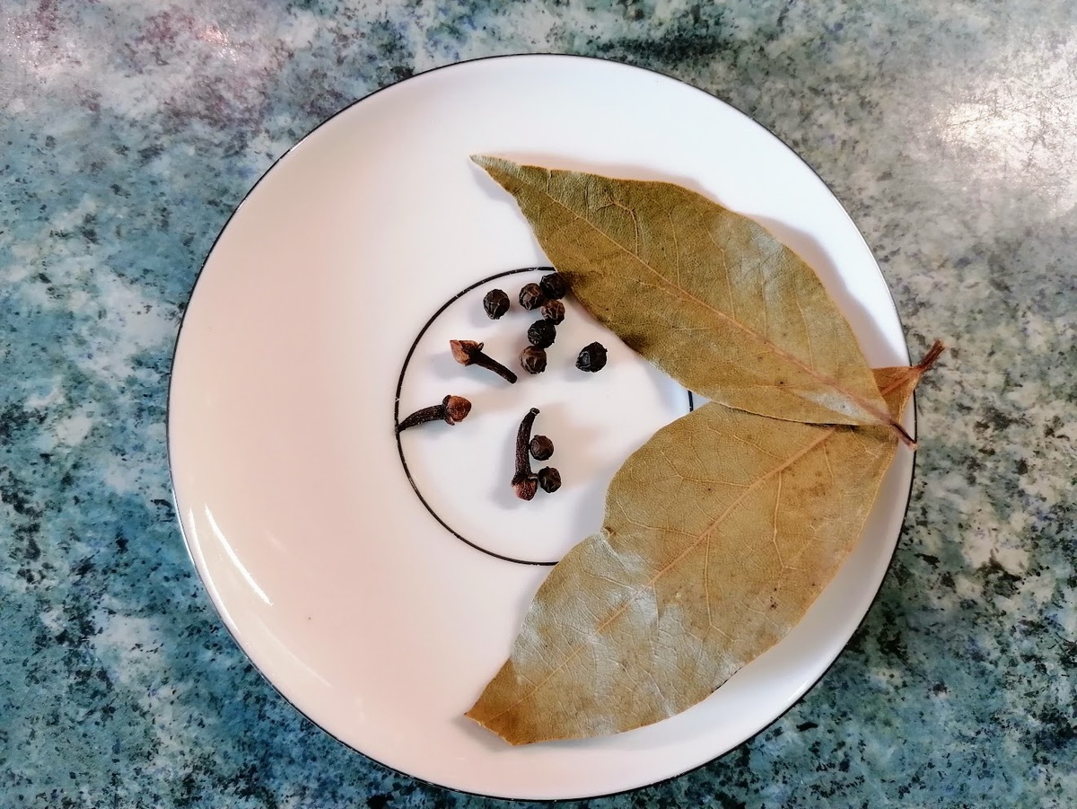 Ароматные специи: чёрный перец горошком, гвоздика и лавровый лист